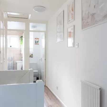 Arte Stays - 3-Bedroom Bright House London, Haggerston, Garden, Parking, 8 Min Walk To Haggerston Station, Weekly Or Monthly Stays, Serviced Accommodation - 7 Guests Esterno foto