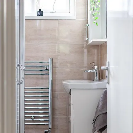 Arte Stays - 3-Bedroom Bright House London, Haggerston, Garden, Parking, 8 Min Walk To Haggerston Station, Weekly Or Monthly Stays, Serviced Accommodation - 7 Guests Esterno foto