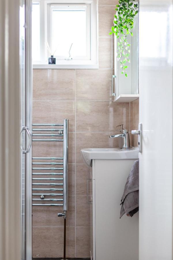 Casa vacanze Arte - 3-bedroom Bright House London, Haggerston, Garden, Parking, 8 Min Walk To Haggerston Station, Weekly Or Monthly Stays, Serviced - 7 Guests Londra
