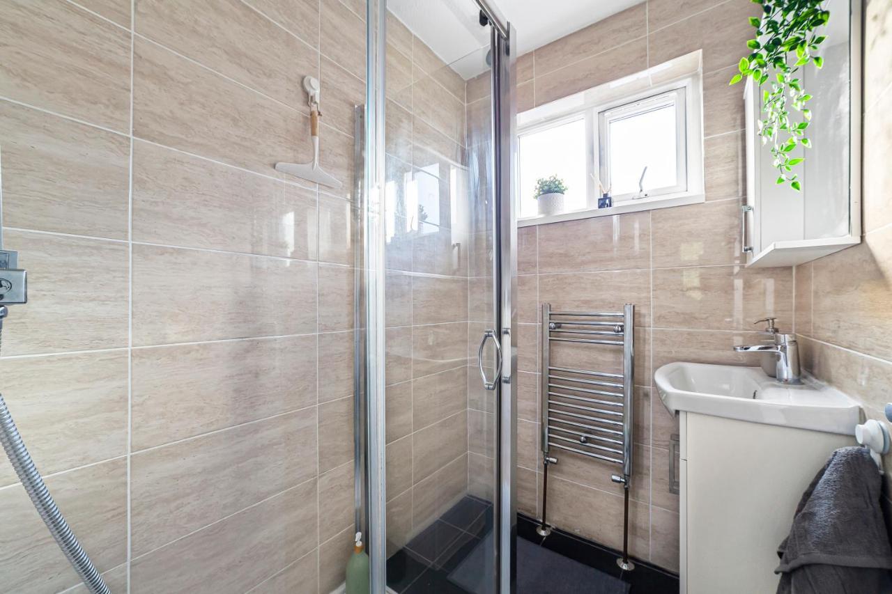 Casa vacanze Arte - 3-bedroom Bright House London, Haggerston, Garden, Parking, 8 Min Walk To Haggerston Station, Weekly Or Monthly Stays, Serviced - 7 Guests Londra